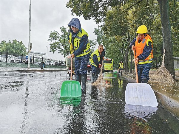 股票配资门户网 房屋漏雨快维修，道路积水请抽排！12345三天接涉雨来电3.3万件